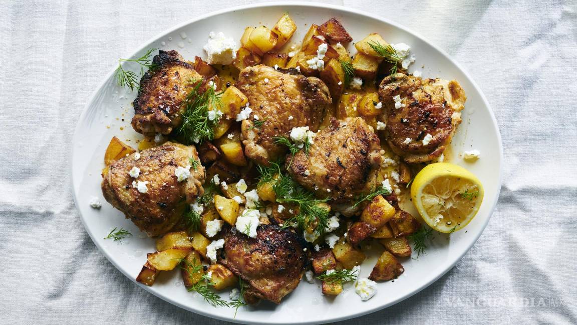 $!Este pollo rostizado es fácil de preparar y muy delicioso, gracias a su dosis de acidez por el limón y el queso feta.
