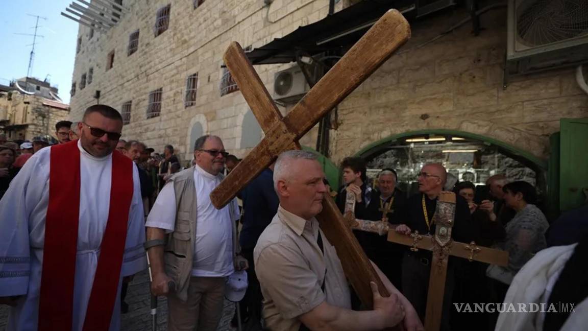 Peregrinos no renuncian a la Semana Santa, a pesar de la guerra, en la Ciudad Vieja de Jerusalén