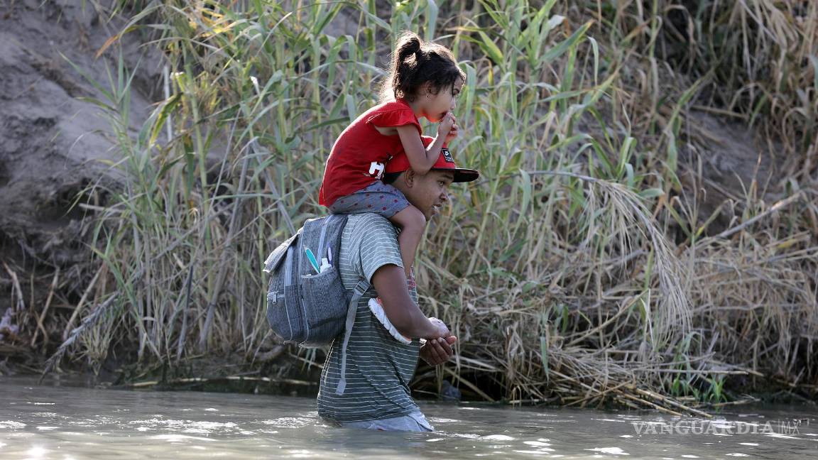 $!Migrantes caminan en el Río Grande en Eagle Pass, Texas.