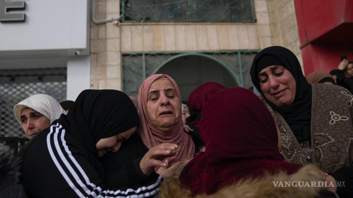 $!Palestinas lloran luego de ver por última vez el cuerpo de Suleiman Kanan, de 17 años, durante su funeral en Bir Zeit, Cisjordania, el lunes 15 de enero de 2024.