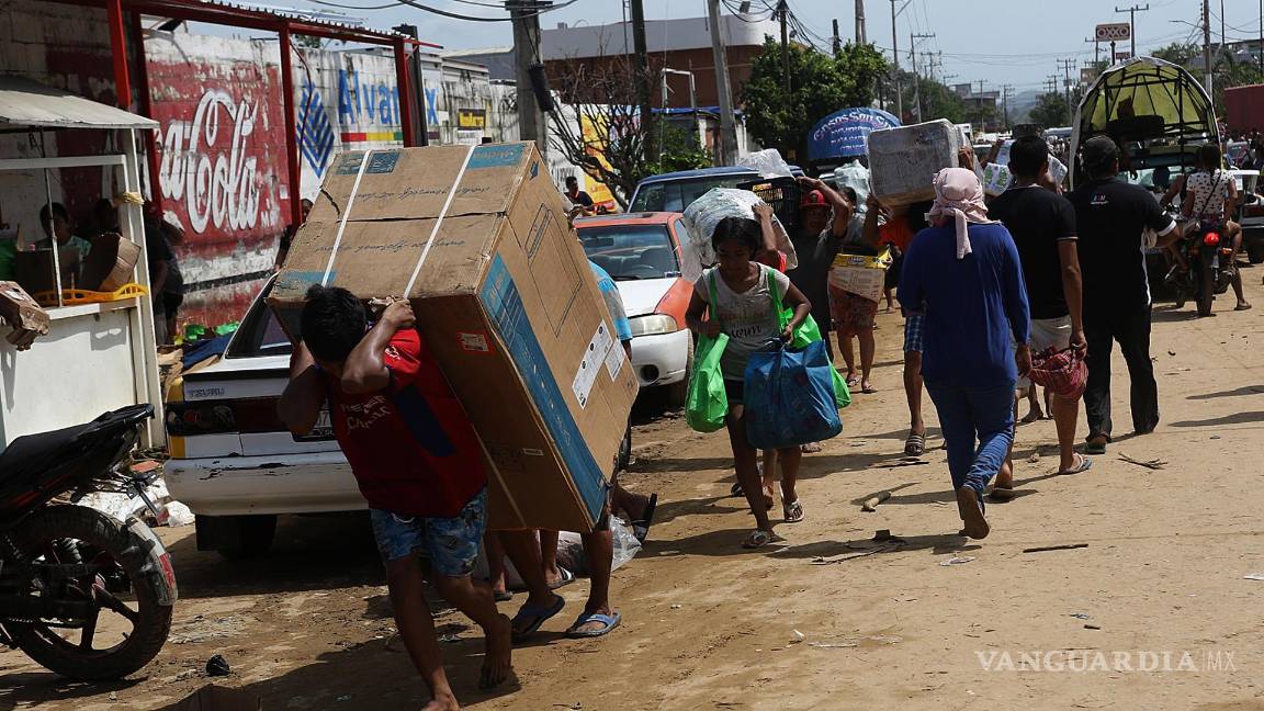 Entre la rapiña, buscar comida y a familiares, principal angustia de un Acapulco devastado por el huracán Otis
