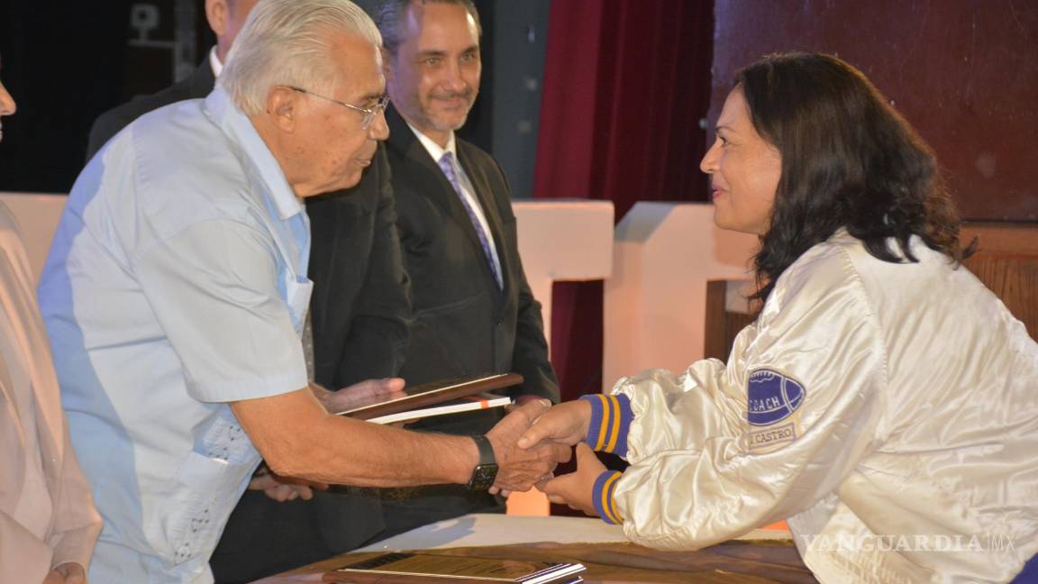 $!Humberto Verastegui entrega placa de reconocimiento post mortem a la memoria del Jorge A. Castro Medina fundador de la AFAIS, lo recibió su hija Alejandra Castro.