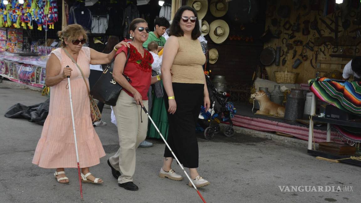 $!Personas con discapacidad visual disfrutan de la Feria Saltillo en compañía de sus guías.