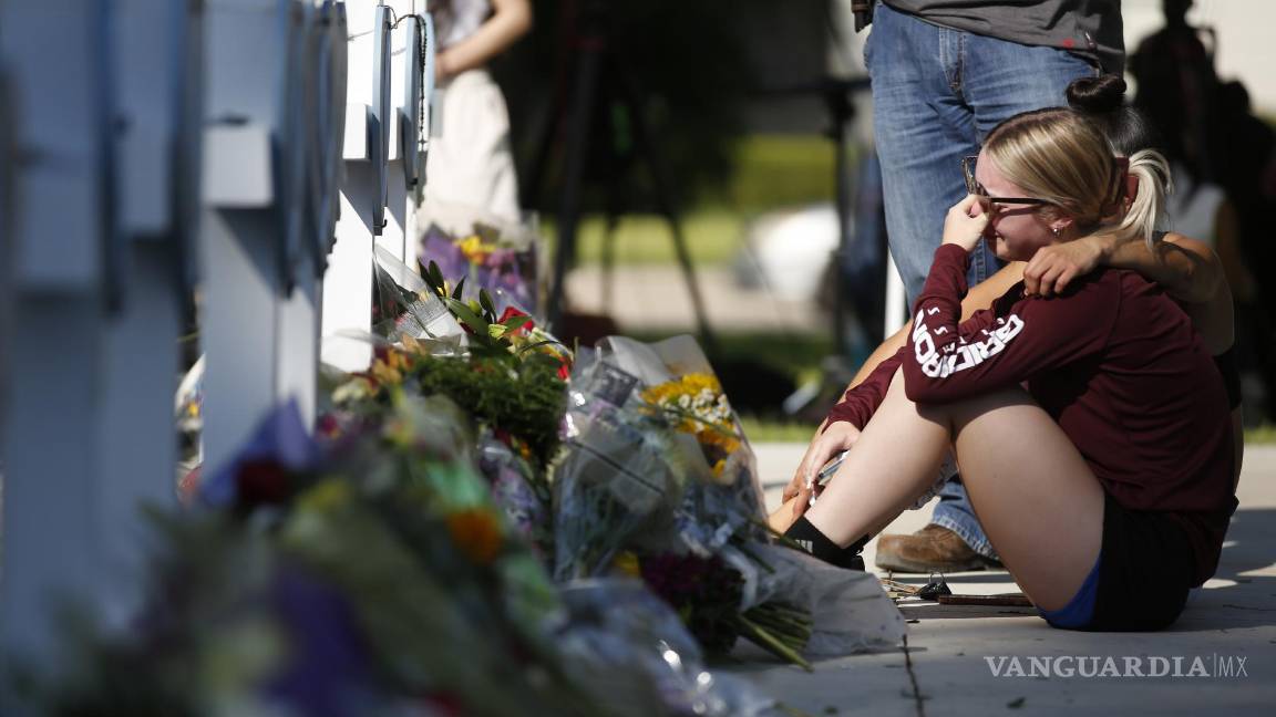$!Una mujer presenta sus respetos en un sitio conmemorativo de las víctimas que murieron en el tiroteo en la escuela primaria de esta semana en Uvalde, Texas.