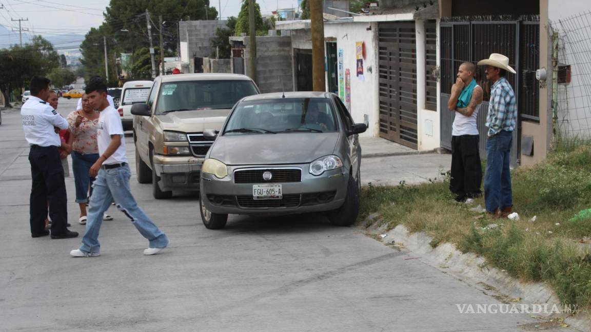 Motoneto se pasa alto, choca y lesiona a su esposa, en Saltillo