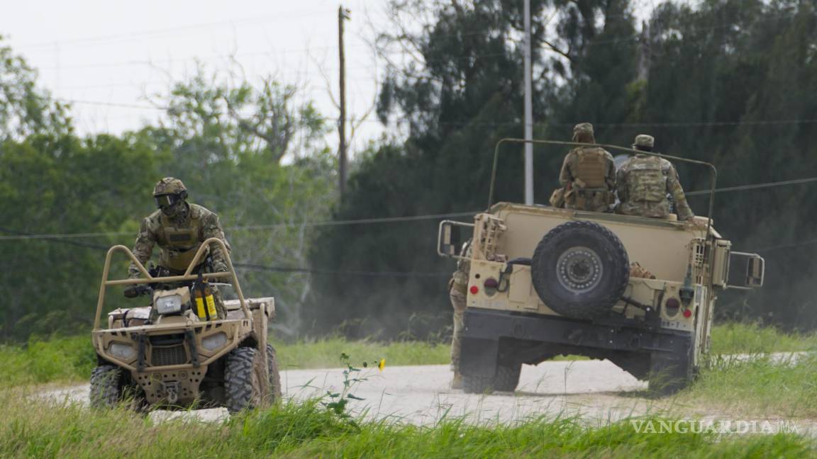 $!Un miembro del servicio militar conduce un vehículo por una carretera cerca del Río Grande después de cruzar la frontera entre Texas y México, en Brownsville.