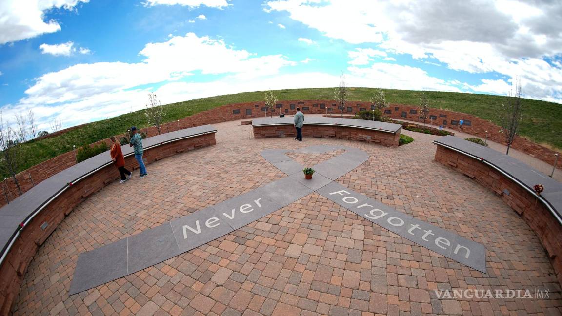 $!En esta fotografía tomada con una lente ojo de pez, la gente visita el Columbine Memorial en Littleton, Colorado.