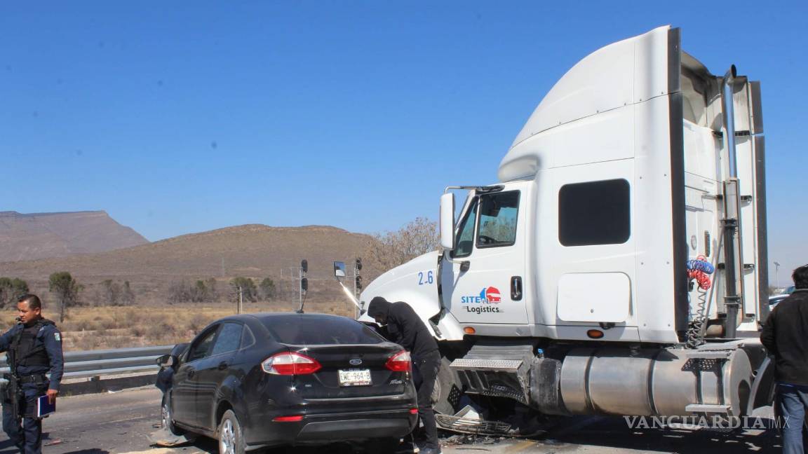 Tráiler destroza a Chevy, en la carretera Saltillo-Zacatecas