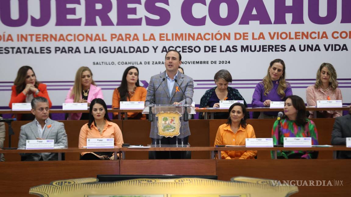 $!Manolo Jiménez Salinas acompañó a Katy Salinas en su toma de protesta como fiscal en el marco del Día Internacional contra la Violencia hacia la Mujer.