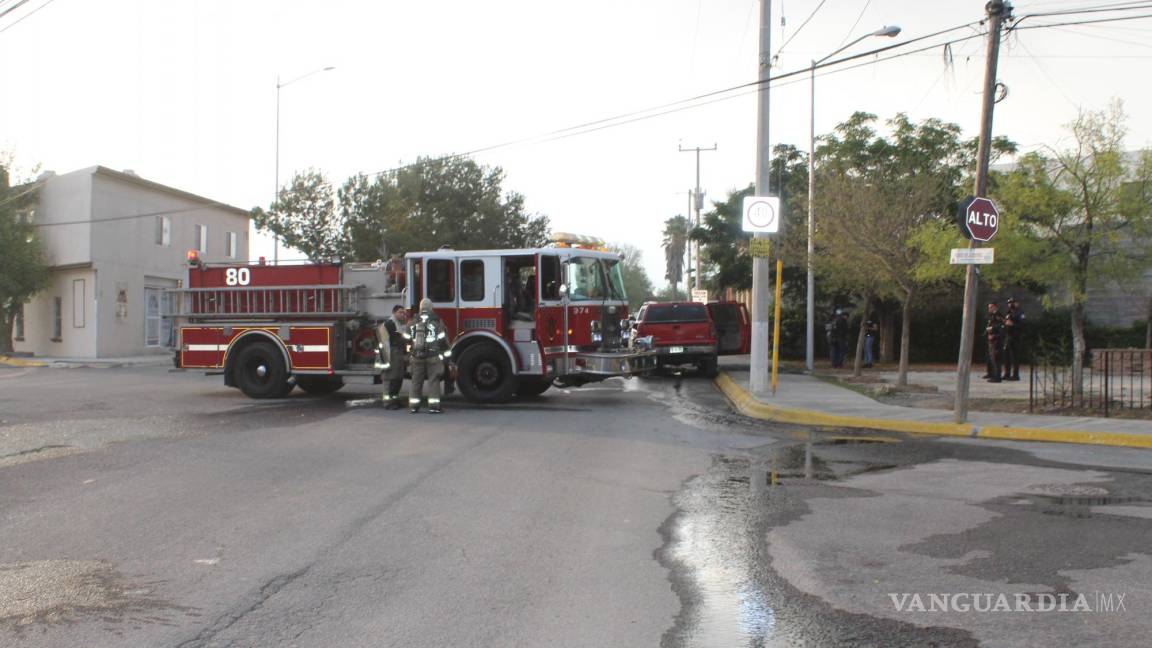 Saltillo: arde en llamas camioneta por falla eléctrica
