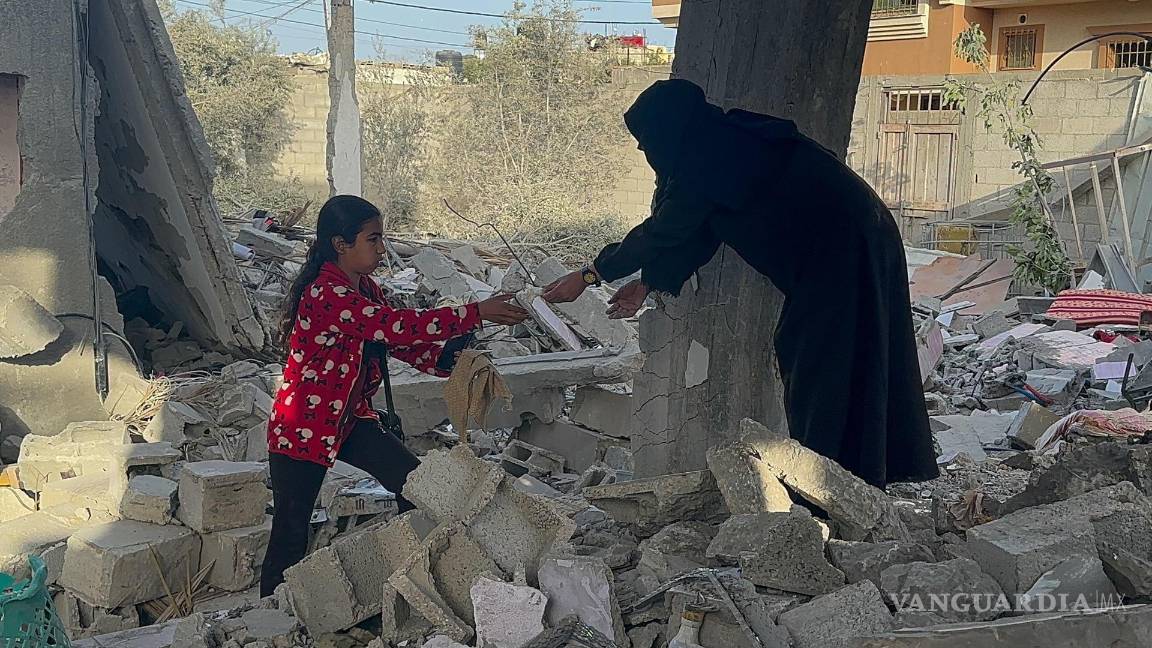 $!Una mujer y una niña rebuscan entre los escombros tras el ataque a la casa de la familia Bahabsa en el que murieron 3 miembros.