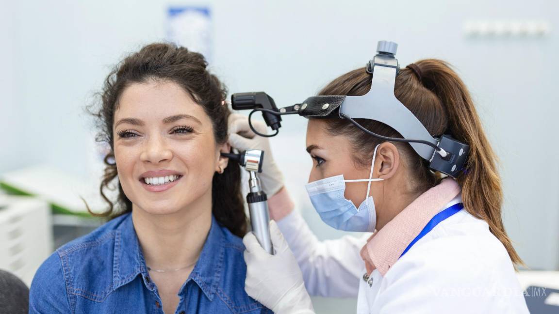 $!Médica 'otorrino' explorando a una paciente.