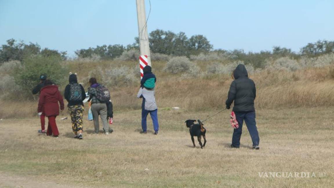 $!Pequeños grupos de personas continúan llegando a Piedras Negras, algunos hasta con sus mascotas.