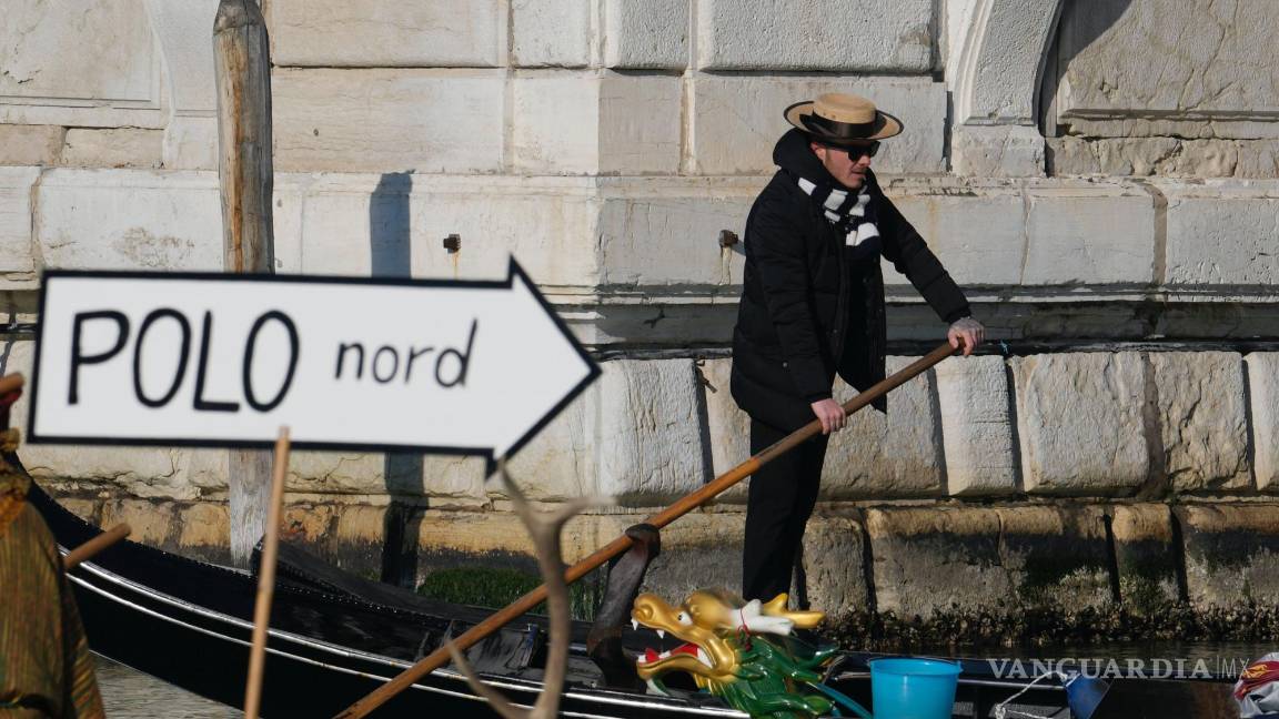 $!Embarcaciones participan en el tradicional desfile en góndola del Carnaval de Venecia, Italia, el 28 de enero de 2024.