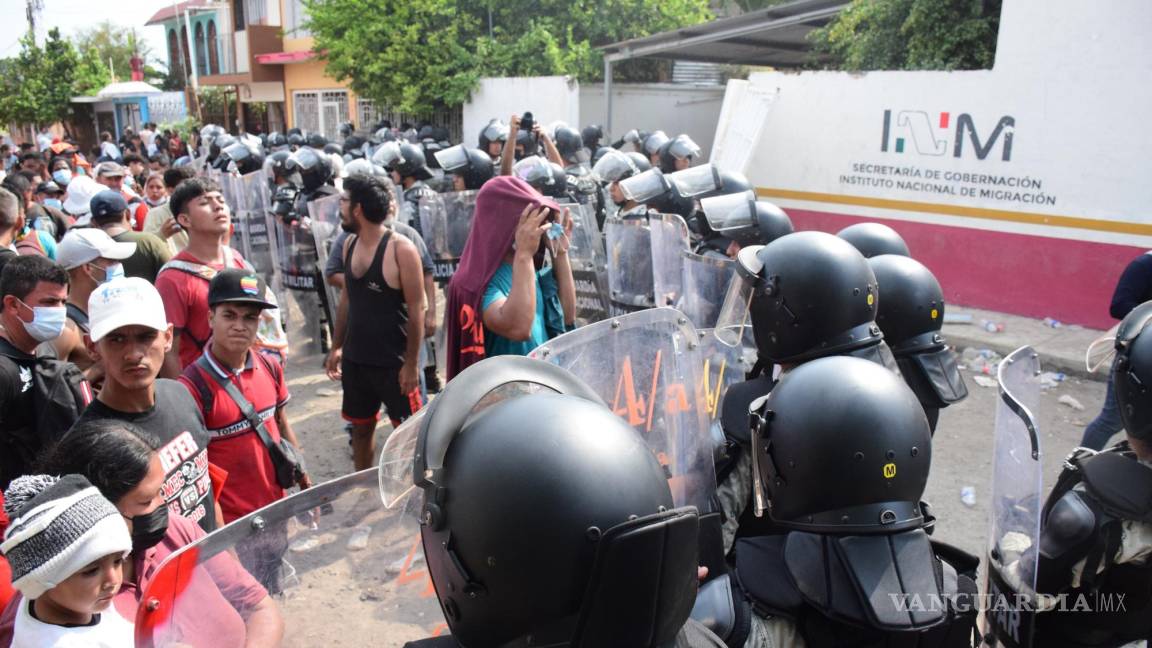 Migrantes vandalizan oficinas del INM en Tapachula