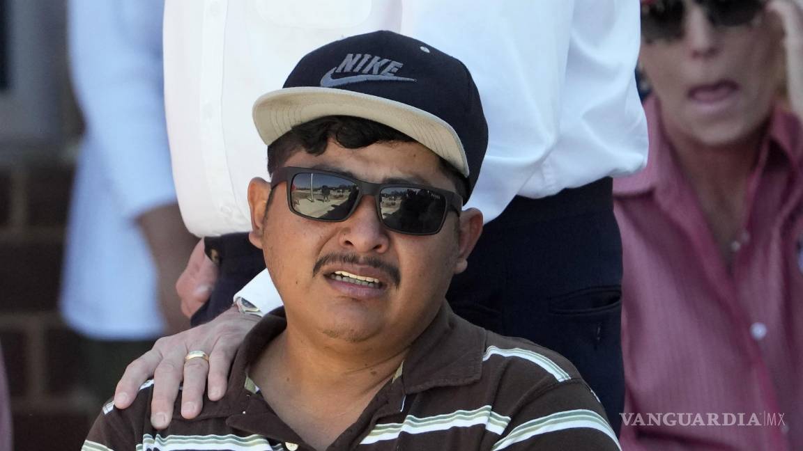 $!El sobreviviente del tiroteo masivo Wilson García se consuela durante una vigilia por su hijo Daniel Enrique Laso, de 9 años, en Cleveland, Texas.