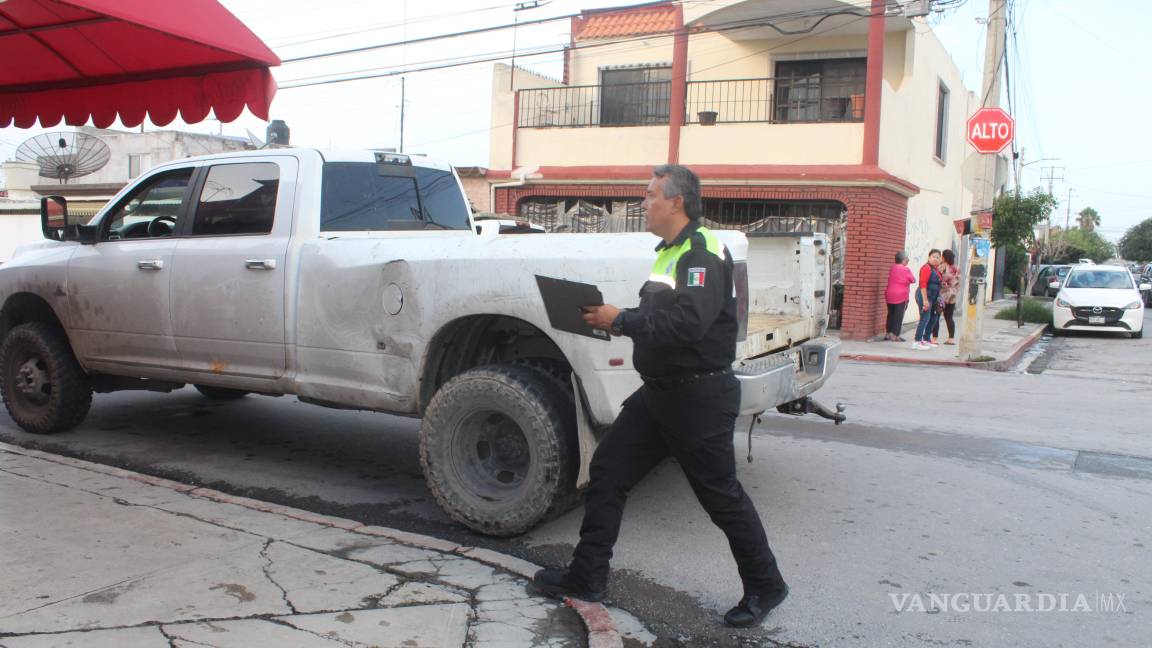 Ciclista resulta herido tras ser embestido por camioneta en Valle de las Flores, en Saltillo