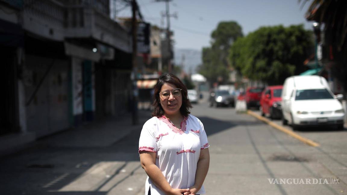 $!MEX7642. CIUDAD DE MÉXICO (MÉXICO),14/06/2023.- Angélica Juárez, posa al termino de un entrevista con EFE el 13 de junio de 2023, en Ciudad de México (México). La mexicana Angélica Juárez, víctima de violencia obstétrica y anticoncepción forzada, espera desde hace tres años la reparación del daño y una disculpa pública por parte de un hospital de Ciudad de México, con lo que busca un precedente para las mujeres en el país y que estos casos dejen de ocurrir. EFE/Sáshenka Gutiérrez