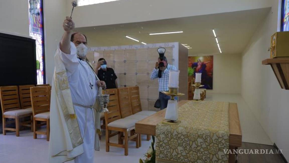 Obispo Hilario González bendice Cripta San José para el eterno descanso en la Iglesia Padre Nuestro de Saltillo