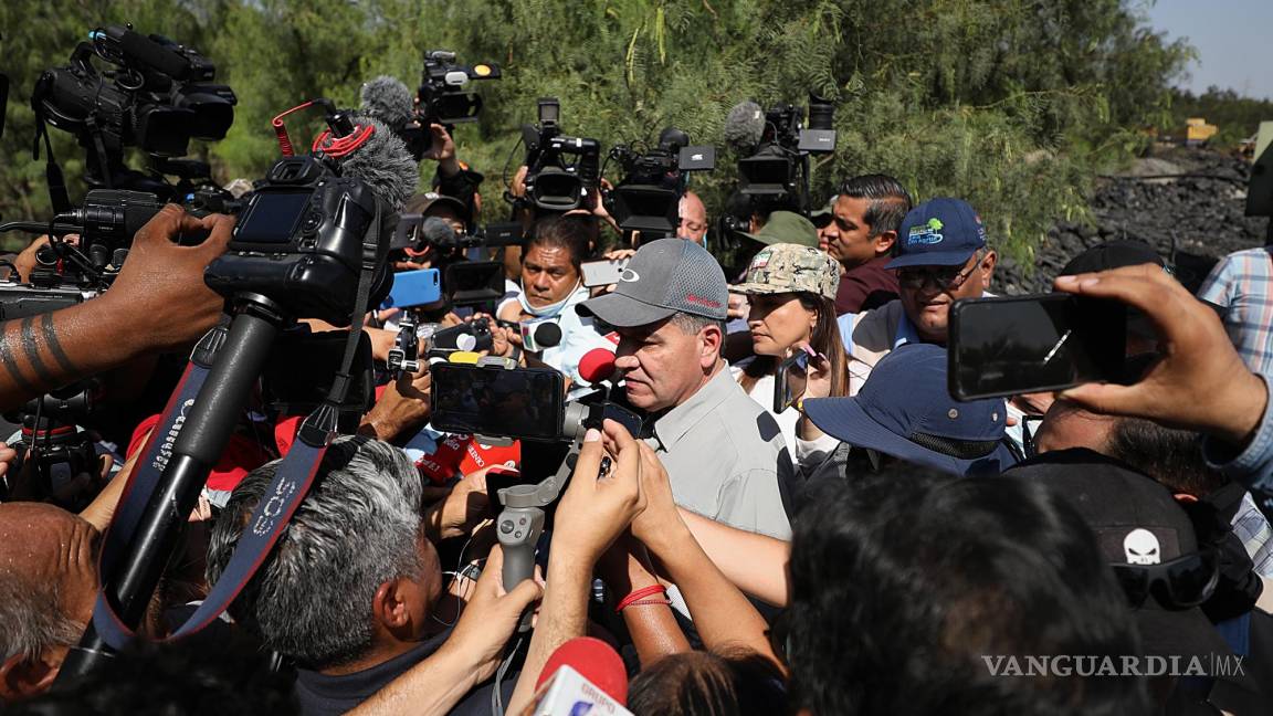 $!El gobernador de Coahuila, Miguel Riquelme, habla ante los medios de comunicación en la zona donde se encuentran atrapados 10 mineros en Sabinas.
