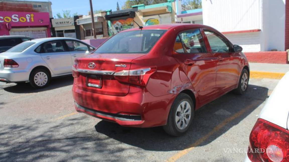 $!Elementos de Bomberos esparcieron material absorbente sobre el pavimento por el derrame de gasolina.