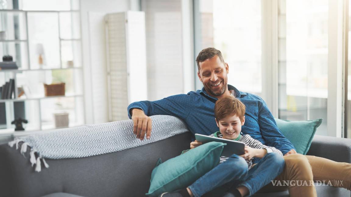 $!Padre supervisando la actividad digital de su hijo pequeño.