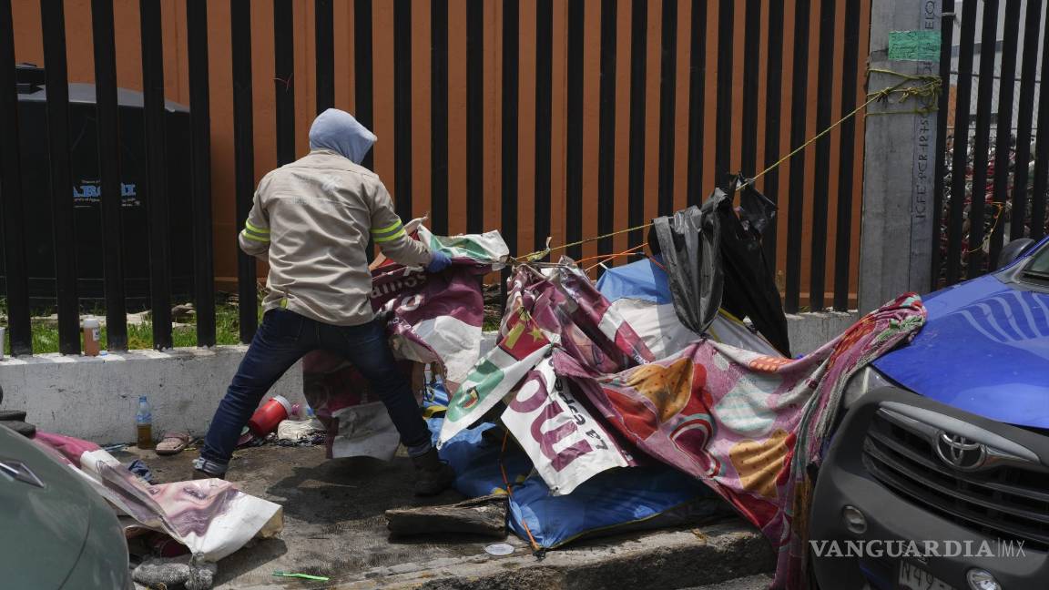 $!Empleados de la ciudad desmantelan un campamento abandonado conocido como Pequeña Haití, en Tláhuac, en Ciudad de México.