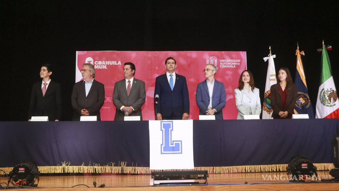 $!Directivos de la UAdeC, junto a funcionarios estatales y representantes consulares, durante la inauguración del histórico Coahuila MUN 2024.