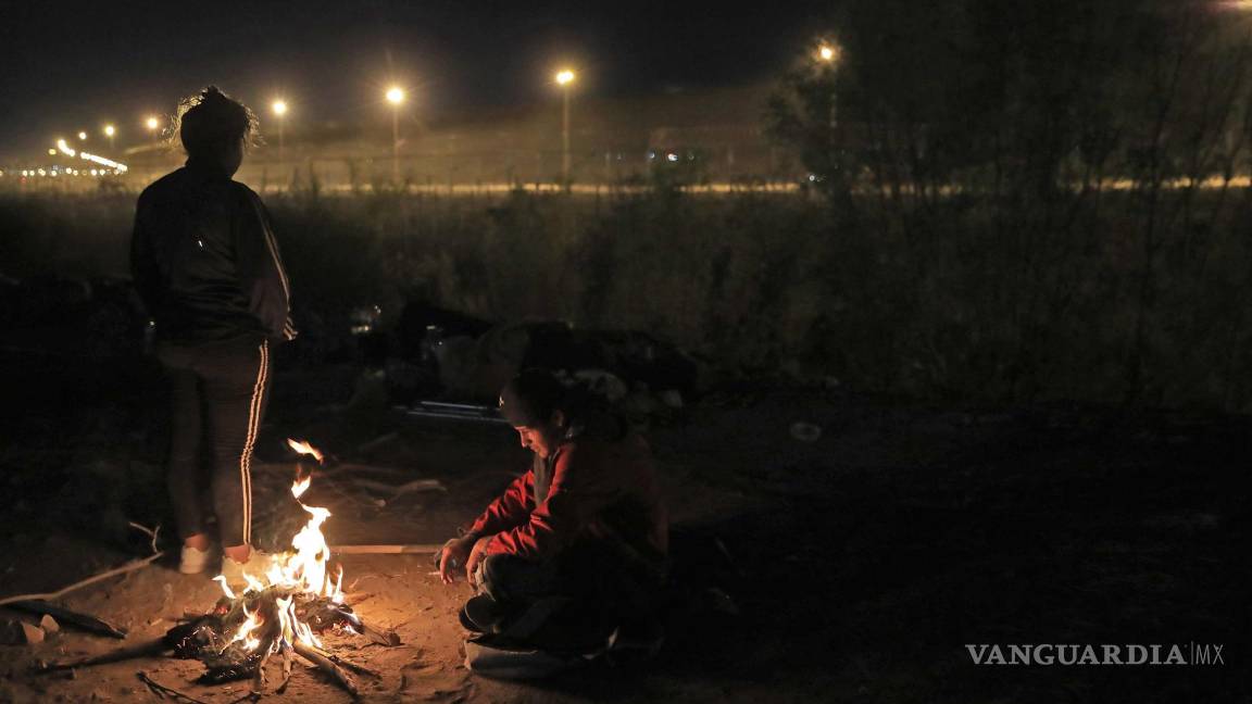 $!Migrantes acampan junto al río Bravo (o Grande), en la frontera de México con Estados Unidos.