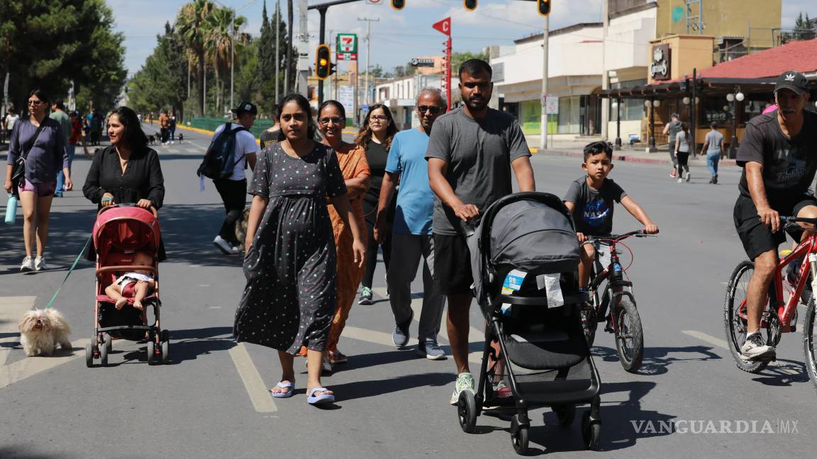 $!Niños, jóvenes y adultos disfrutan del paseo en bicicleta, patines o caminando, acompañados incluso por sus mascotas.