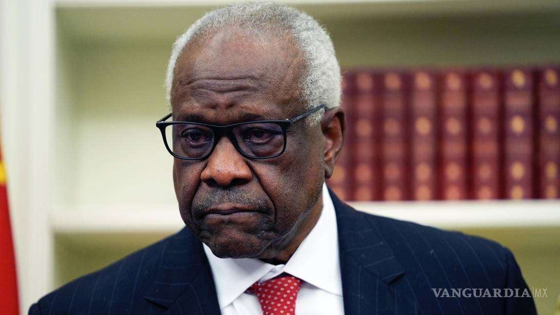 $!El juez asociado de la Corte Suprema Clarence Thomas escucha al presidente Donald Trump.