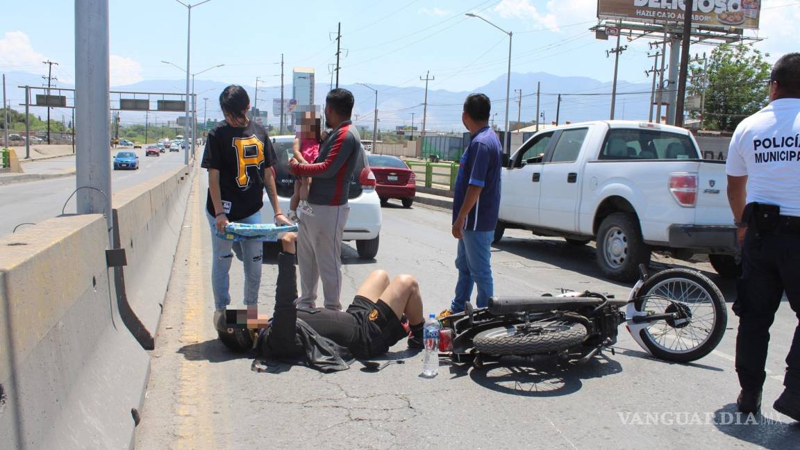 Derrapa motociclista en Saltillo por golpe de una camioneta