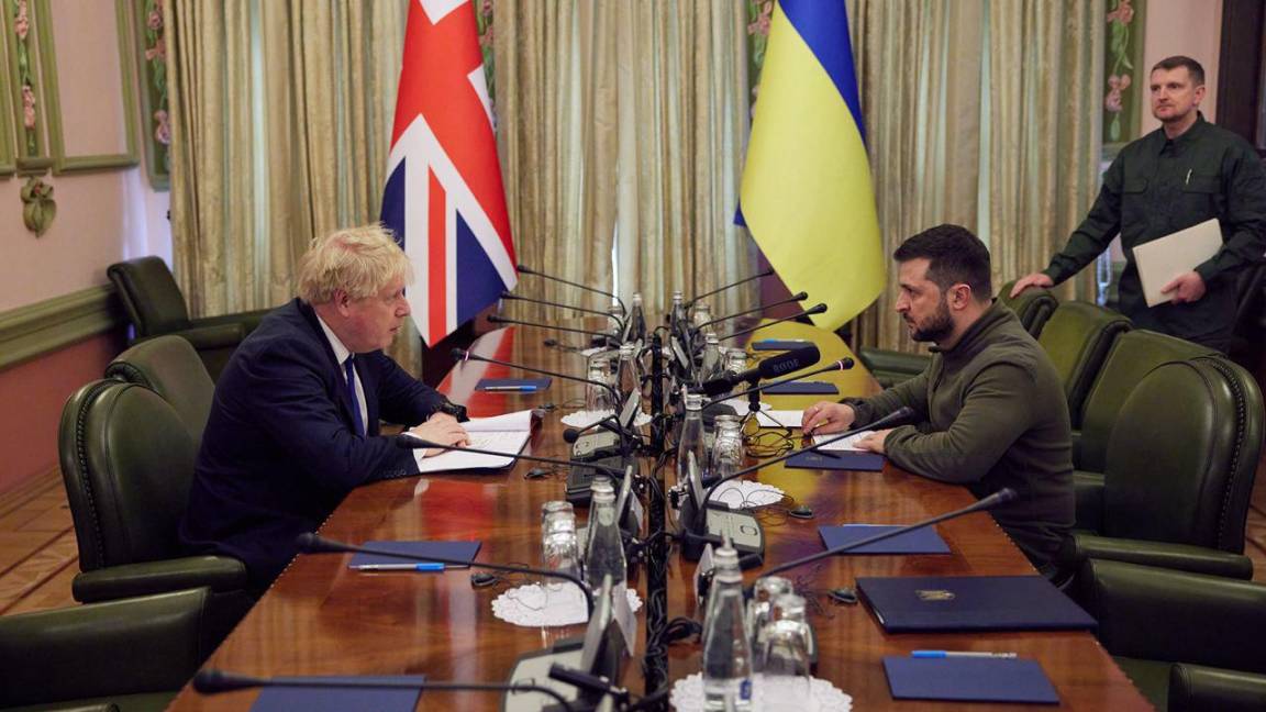 $!El presidente ucraniano Volodymyr Zelensky (R) y al primer ministro británico Boris Johnson (L) sentados para una reunión en Kiev, Ucrania.
