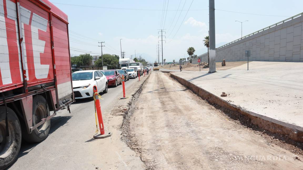 $!En el bulevar Luis Donaldo Colosio, se construye un nuevo carril para aliviar el tráfico en dirección oriente-sur.