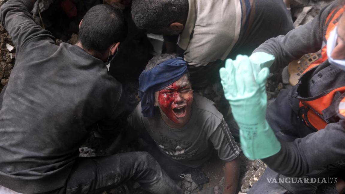 $!Un niño palestino herido llora mientras los rescatistas tratan de sacarlo de entre los escombros de un edificio destruido luego de un ataque aéreo israelí.