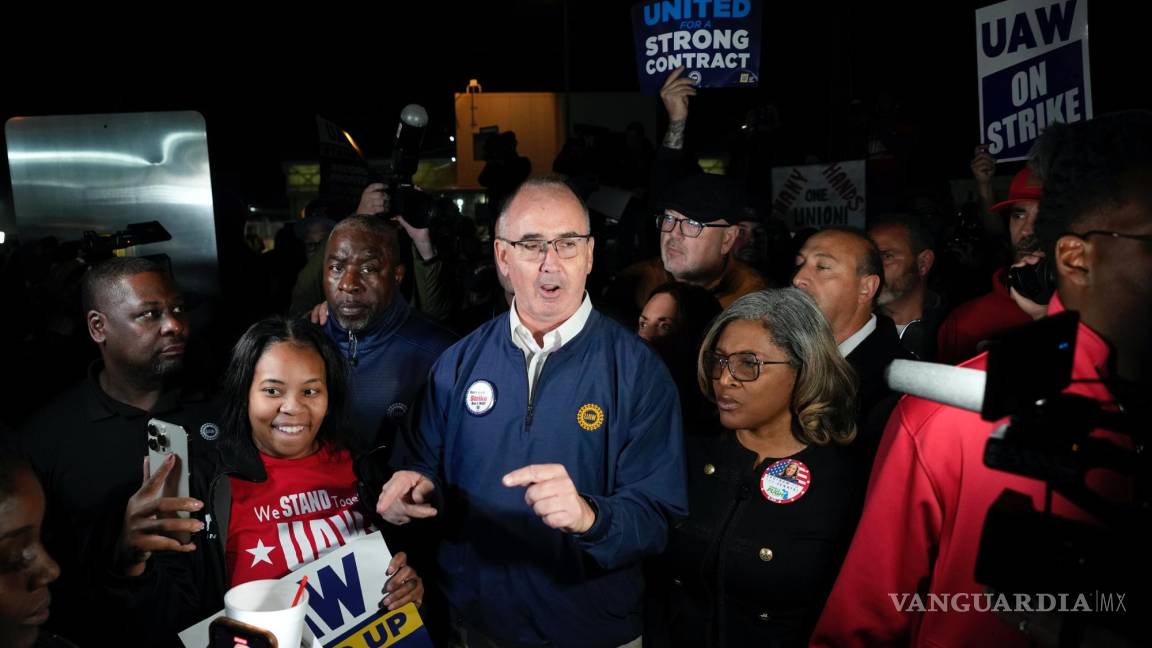 UAW aumenta la presión contra GM, Ford y Stellantis, se prepara para ampliar la huelga, también las acusa de ataques contra huelguistas