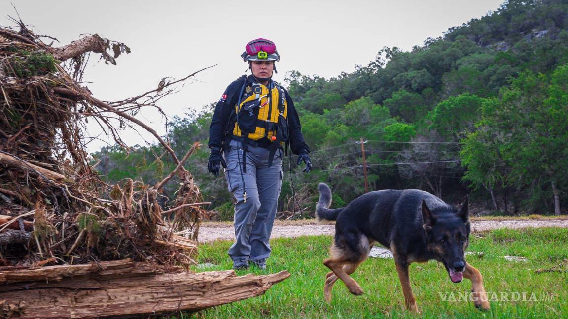 Elementos de Protección Civil de Nuevo León buscan a víctimas de inundaciones en Texas