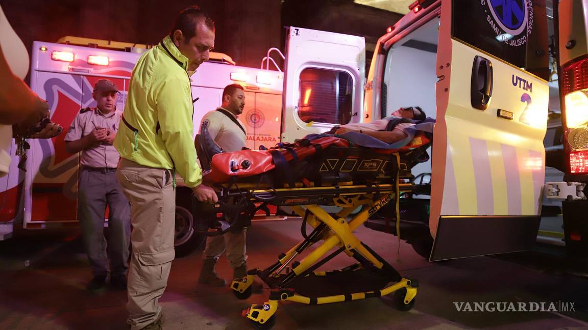 $!En videos de vigilancia que circulan en redes sociales se aprecia al hombre sortear por en medio de la plaza pública del centro histórico de Guadalajara.