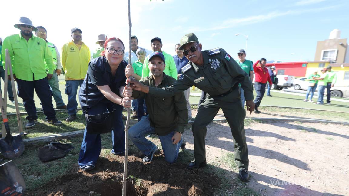 $!Vecinas y vecinos de Hacienda Narro se sumaron con entusiasmo a la jornada de reforestación que busca un entorno más verde y seguro.