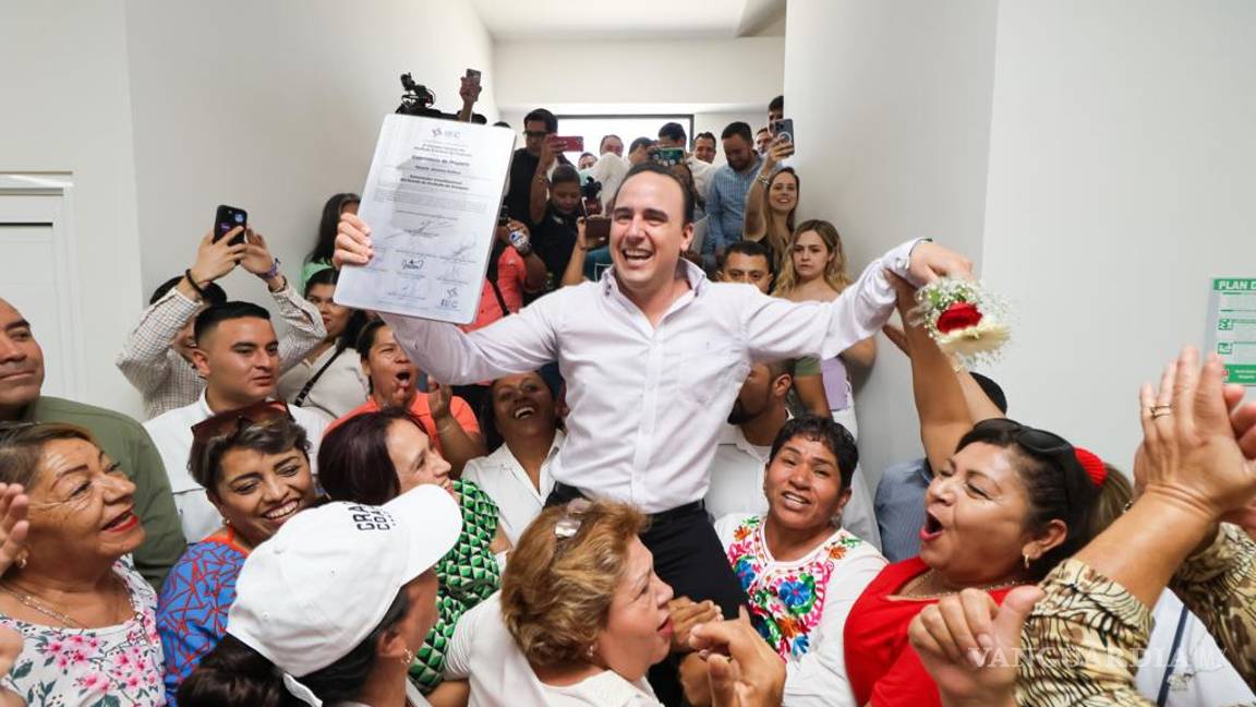 $!Los seguidores de Manolo Jiménez lo felicitaron tras la entrega de su constancia.