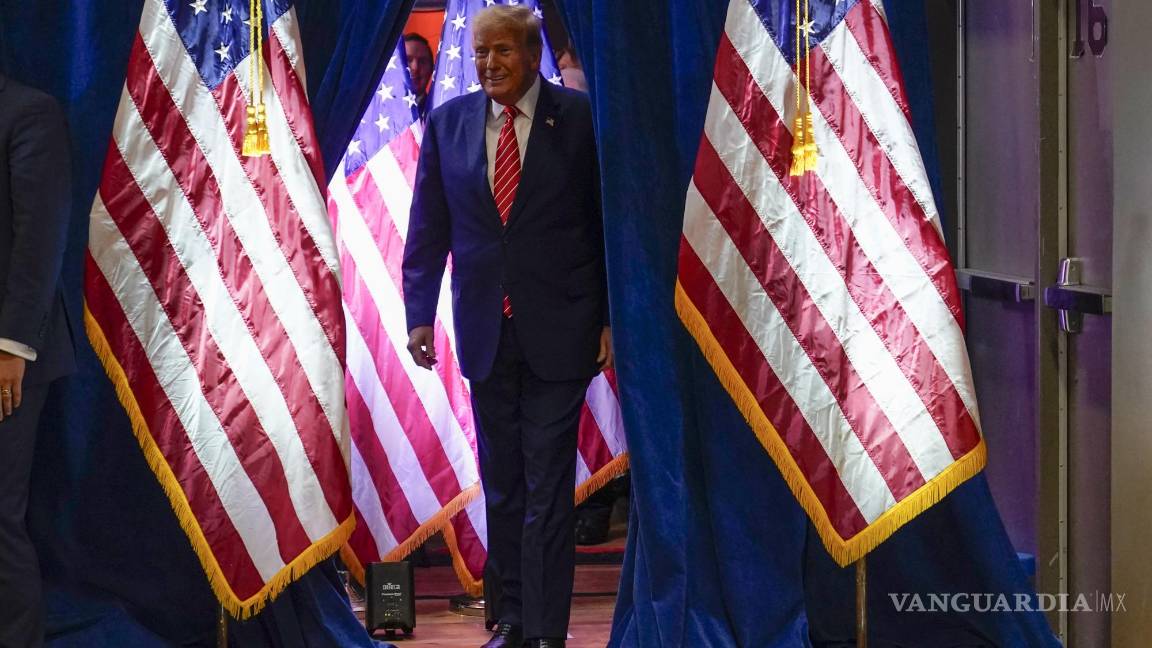 $!El candidato presidencial republicano, el expresidente Donald Trump, llega para hablar en un mitin de compromiso con el caucus en Clinton, Iowa.
