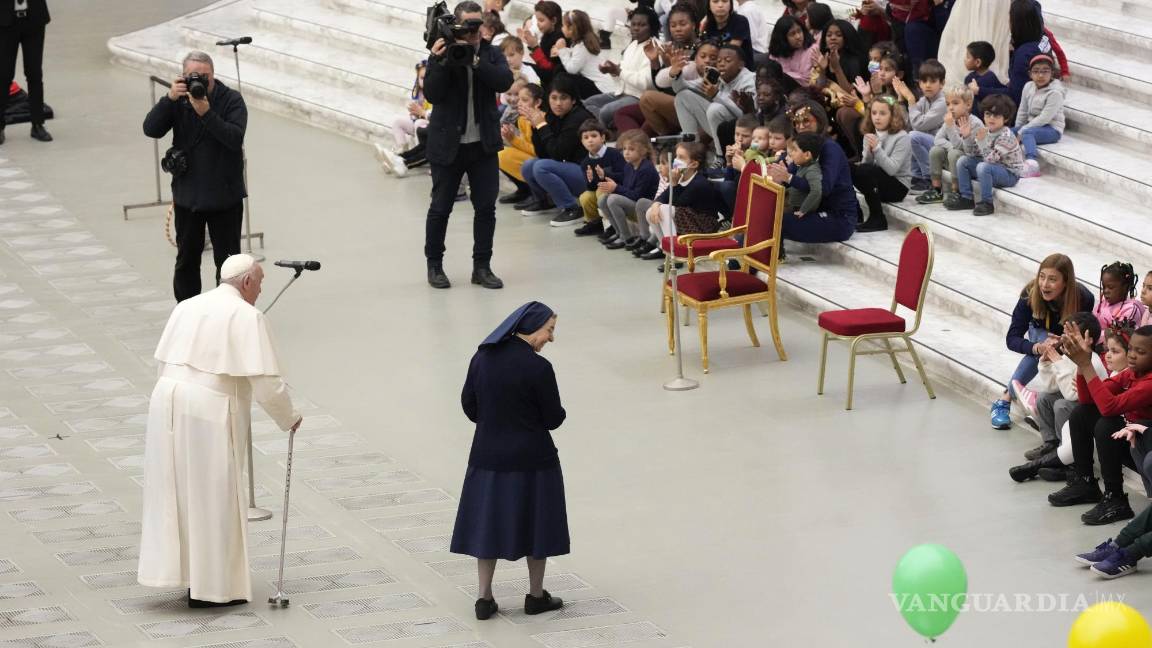 $!El Papa Francisco llega para celebrar su cumpleaños con niños asistidos por el dispensario de Santa Marta durante una audiencia en el Aula Pablo VI.