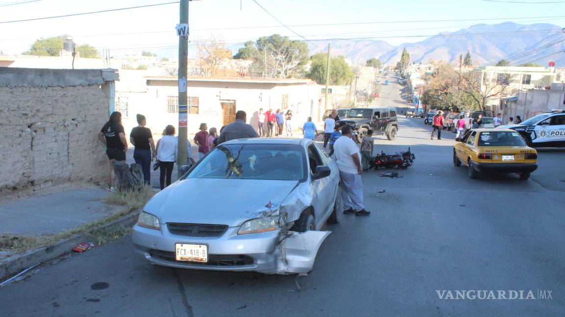 Conductor embiste a menores motociclistas y los manda al hospital, en Saltillo