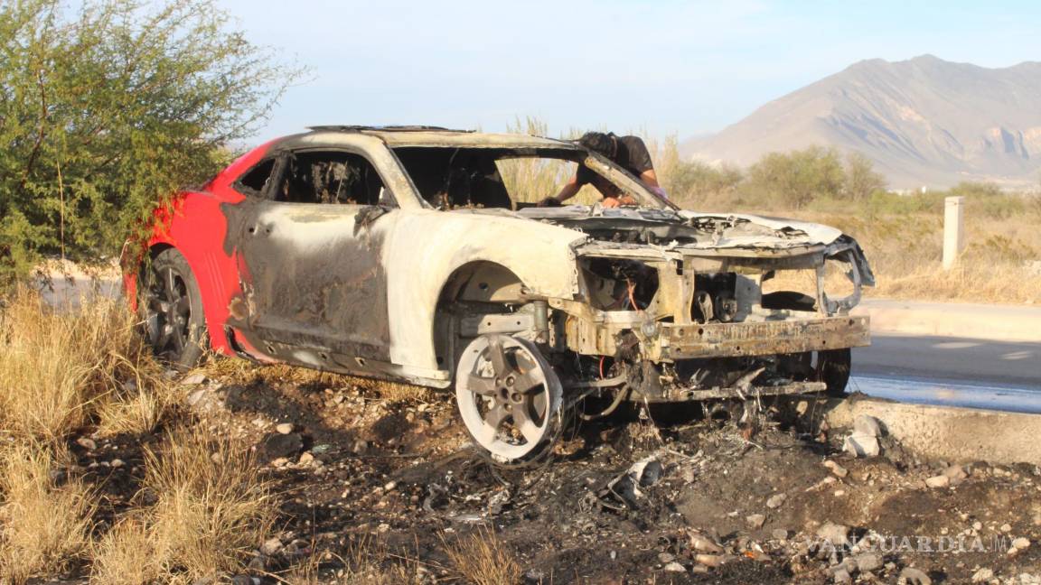 Joven correlón se sale del camino, choca y se le incendia auto deportivo en Saltillo
