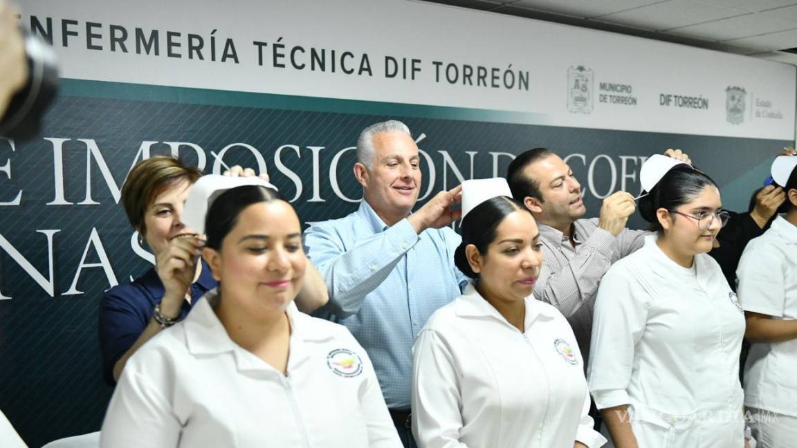Imponen cofias y filipinas a 220 estudiantes de enfermería del DIF Torreón