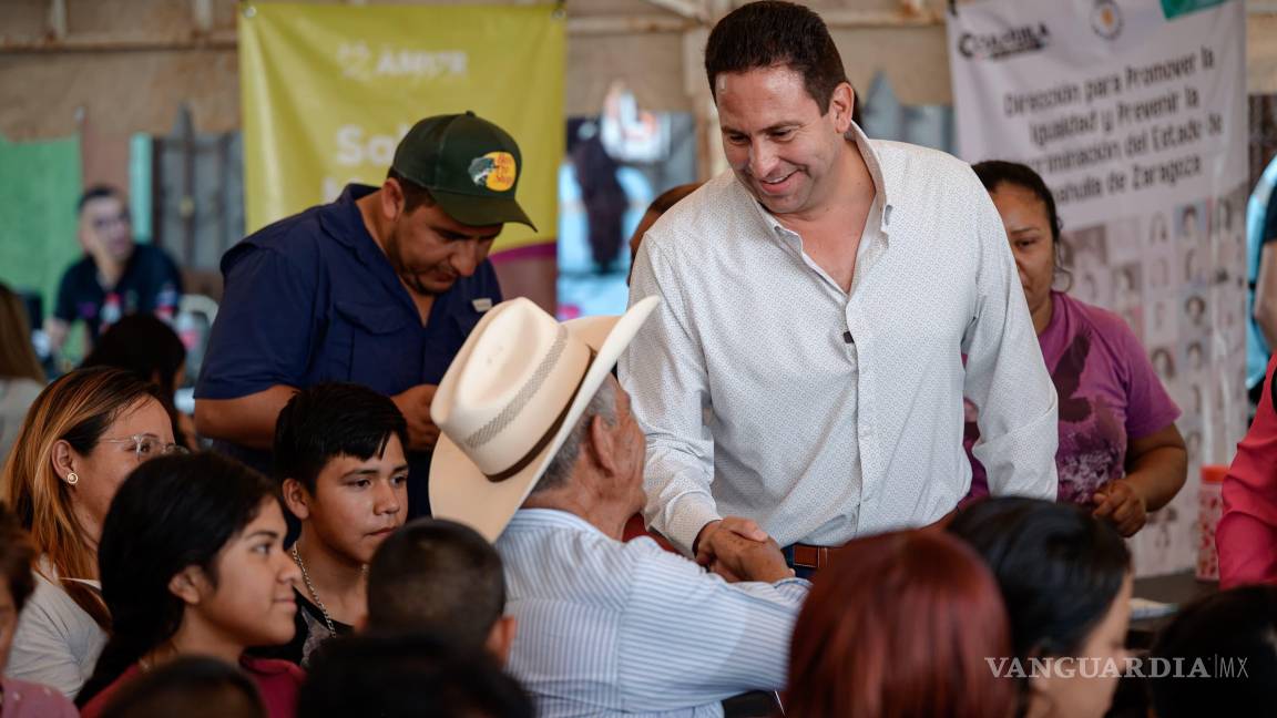 $!El alcalde Javier Díaz reconoció la labor del equipo del DIF Saltillo, encabezado por Luly López, por su compromiso en llevar servicios gratuitos a las zonas más vulnerables del municipio.