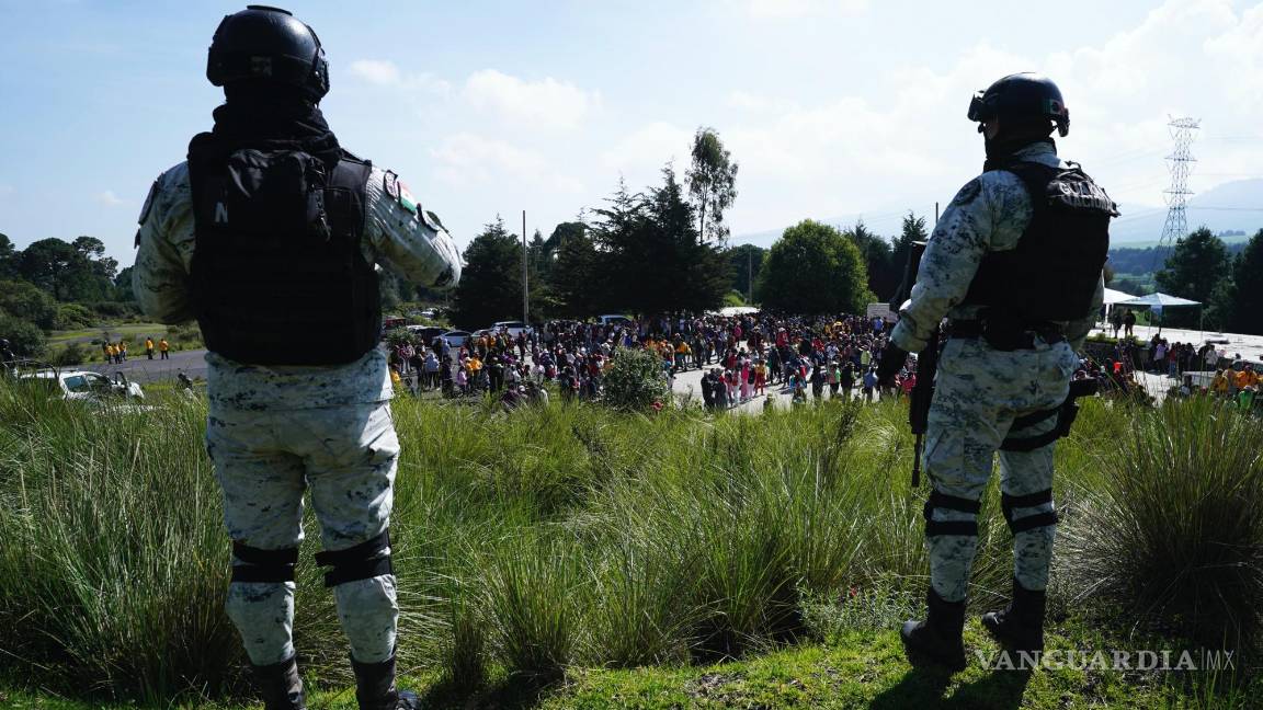 $!Escoltados por elementos de la Guardia Nacional, pobladores se reúnen para plantar pinos en San Miguel Topilejo.