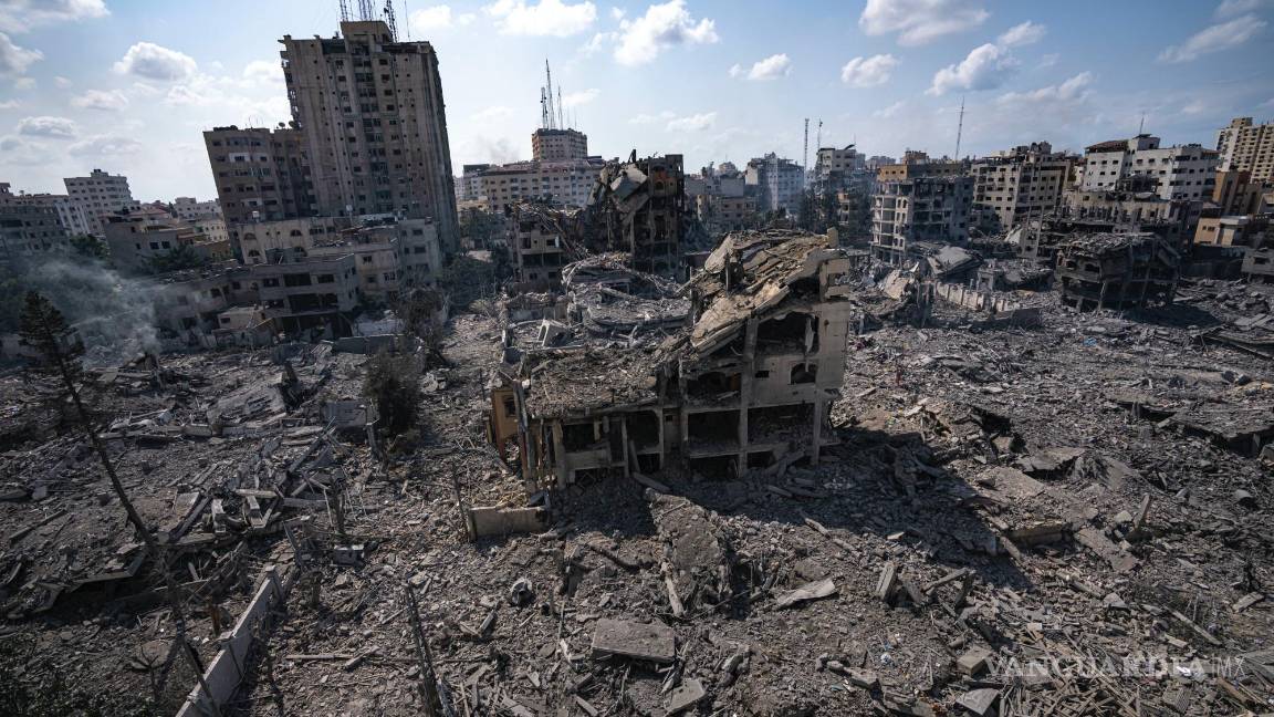 $!Escombros en un vecindario en la Ciudad de Gaza que fue objeto de un ataque aéreo israelí, el martes 10 de octubre de 2023.