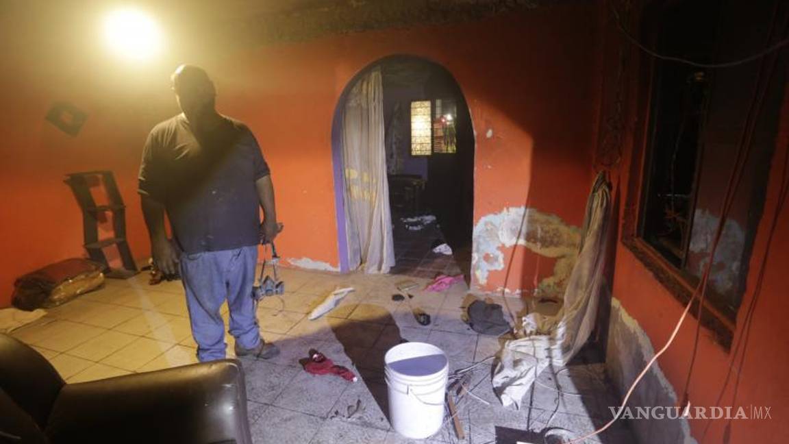 $!Eran alrededor de las 02:00 horas cuando llegó el reporte a la estación de Bomberos sur de un incendio en un domicilio de la calle Canarios, en la colonia Los Pinos.