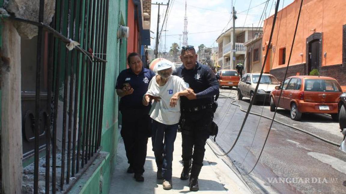$!Vecinos fueron evacuados mientras las llamas se extendían a más de cinco viviendas en Santa Anita.